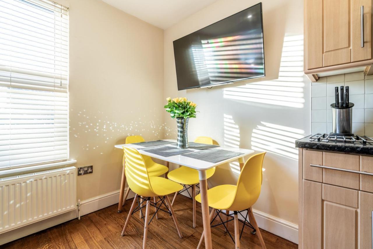 One Bedroom Flat In Bush Hill Park Enfield Eksteriør billede