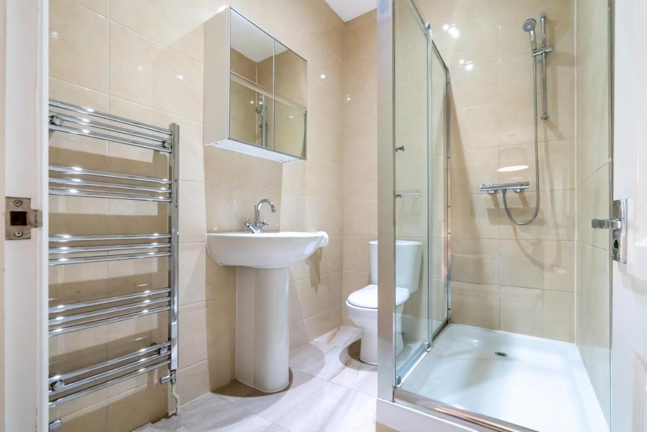 One Bedroom Flat In Bush Hill Park Enfield Eksteriør billede