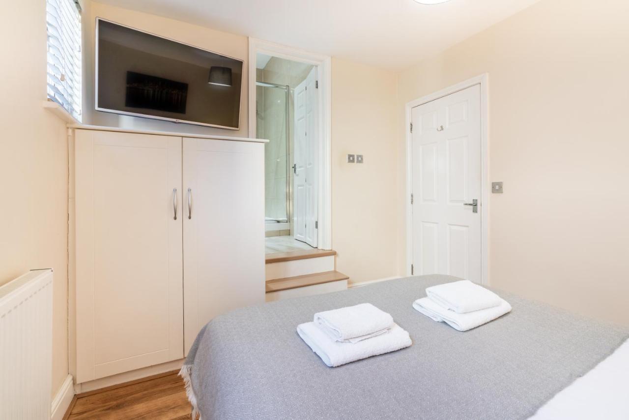 One Bedroom Flat In Bush Hill Park Enfield Eksteriør billede