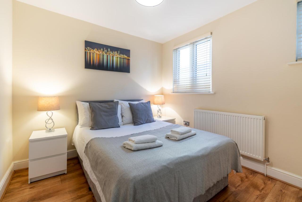 One Bedroom Flat In Bush Hill Park Enfield Eksteriør billede